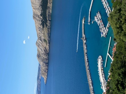 Baska Krk Hafenpanorama beim Wandern