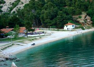 FKK Strand im Pinienwald in Baska Insel Krk Kroatien FKK Camp im Pinienwald in Baska Insel Krk Kroatien