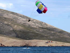 Paragliding am Strand Baska Insel Krk Kroatien Paragliding am Strand Baska Insel Krk Kroatien